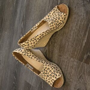 Toms size 8 leopard wedge shoes